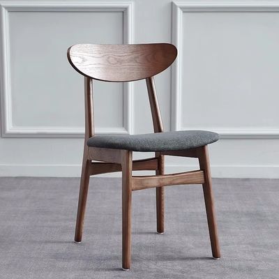 Ghế ăn gỗ màu nâu đậm truyền thống cho nhà bếp và nhà hàng